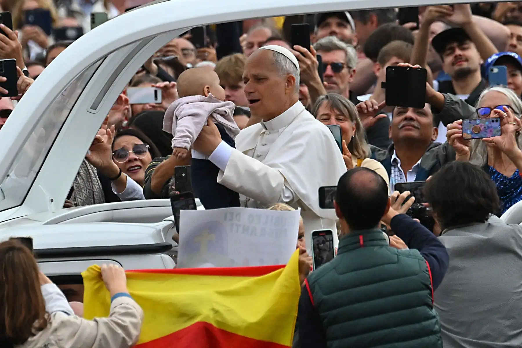 El Papa León XIV sostiene a un bebé en brazos desde el papamóvil al salir de la Plaza de San Pedro del Vaticano tras la Misa del Jubileo por el mundo misionero y los migrantes.
Foto: AFP