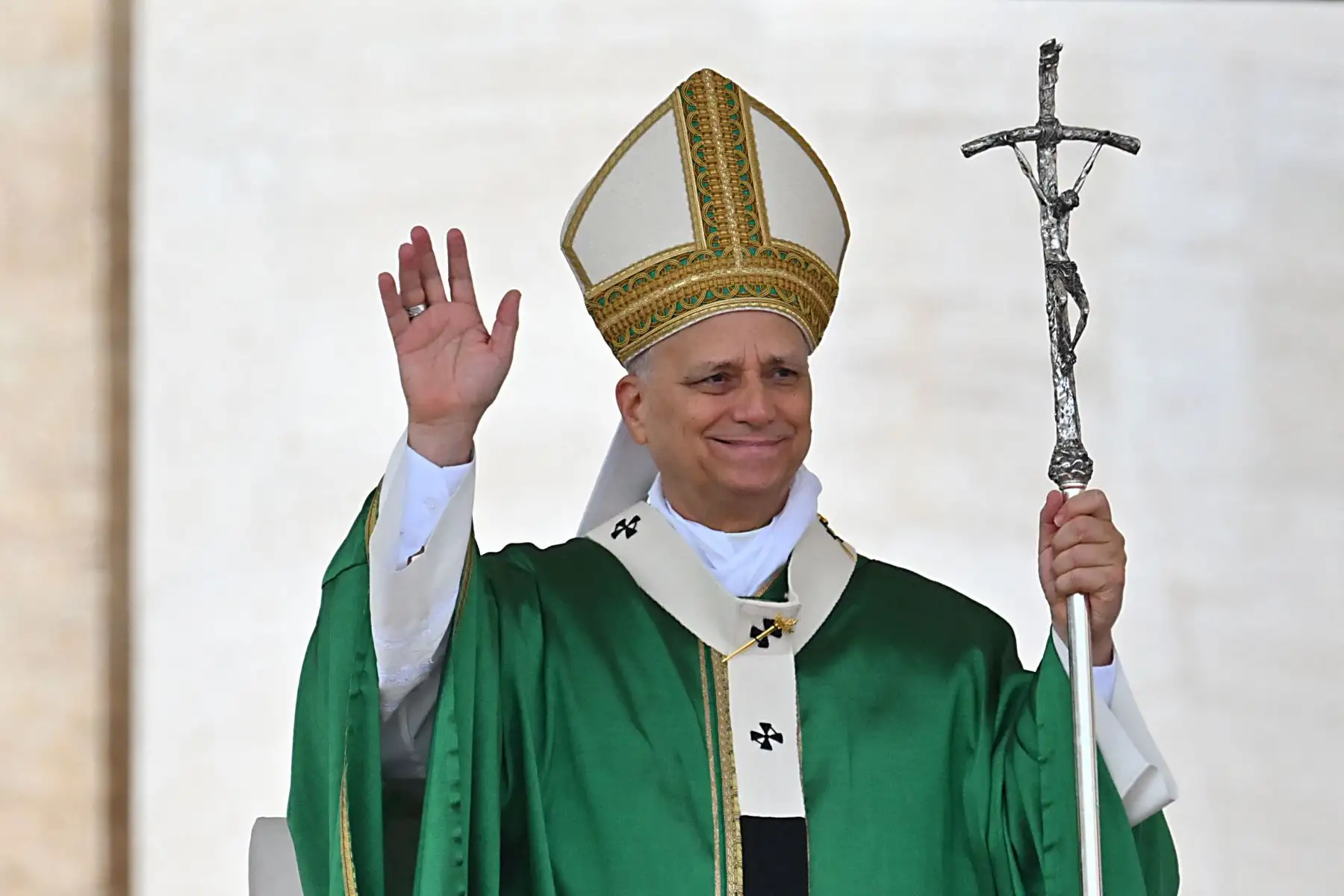 El Papa León XIV saluda mientras celebra la Misa Jubilar por el mundo misionero y los migrantes en la Plaza de San Pedro del Vaticano.
Foto: AFP