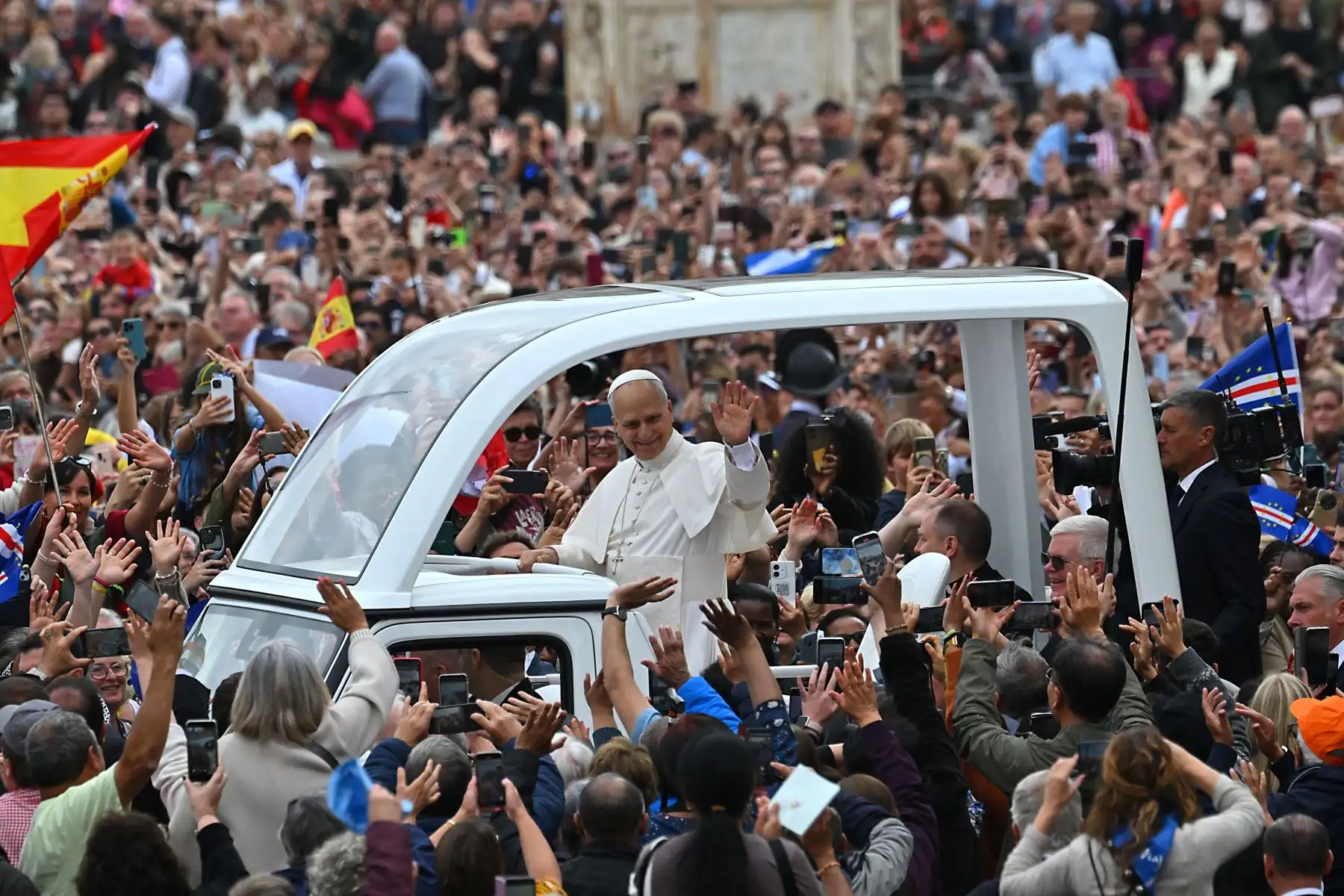 El Papa León XIV  saluda a los fieles desde el papamóvil al salir de la Plaza de San Pedro del Vaticano tras la Misa del Jubileo por el mundo misionero y los migrantes.
Foto: AFP