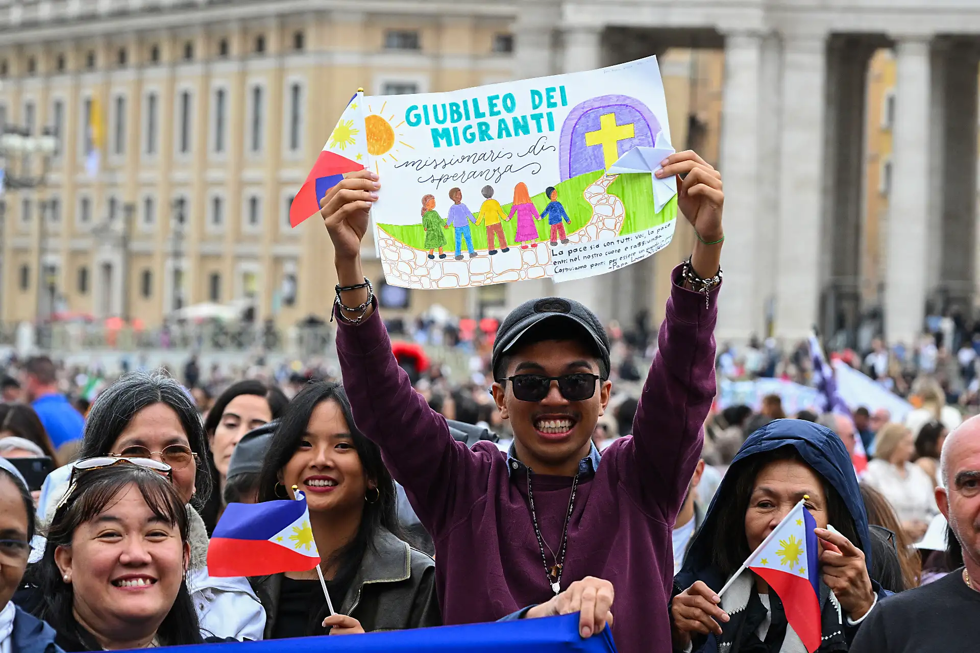 Un peregrino muestra una pancarta con la leyenda "Jubileo de los Migrantes" mientras asiste a la Misa del Jubileo del Mundo Misionero y de los Migrantes en la Plaza de San Pedro del Vaticano.
Foto: AFP
