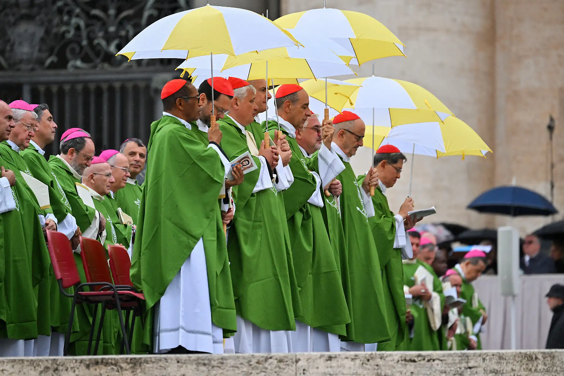 Cardenales y obispos asisten a la Misa Jubilar por el Mundo Misionero y los Migrantes en la Plaza de San Pedro del Vaticano.
Foto: AFP