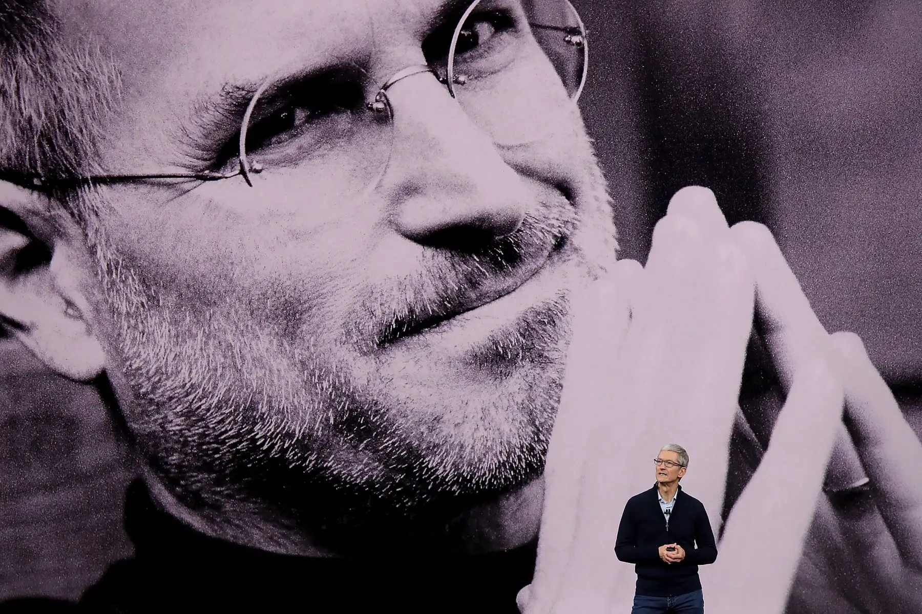 El CEO de Apple, Tim Cook, habla durante un evento especial de Apple en el Teatro Steve Jobs del campus de Apple Park el 12 de septiembre de 2017 en Cupertino, California. Al fondo, imagen de Steve Jobs.
Foto: AFP