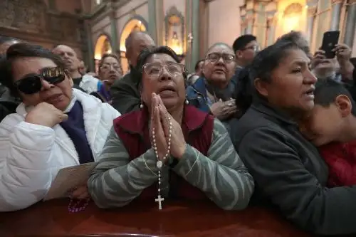 Domingo de fe:  fieles veneran al Señor de los Milagros en el inicio del mes morado
