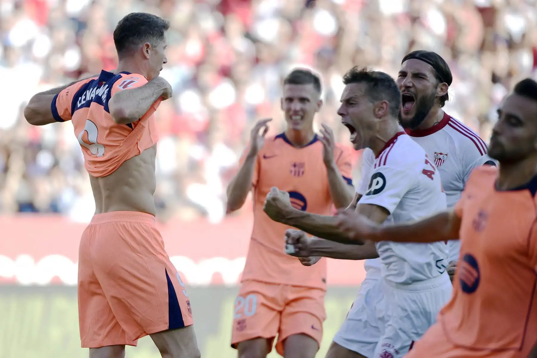 El delantero polaco del Barcelona, ​​Robert Lewandowski , reacciona tras fallar un penalti durante el partido de la liga española entre el Sevilla FC y el FC Barcelona en el Estadio Ramón Sánchez Pizjuán de Sevilla.
Foto: AFP