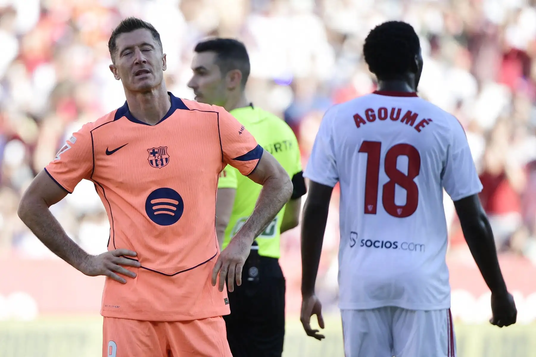 El delantero polaco del Barcelona, ​​Robert Lewandowski, reacciona tras fallar un penalti durante el partido de la liga española entre el Sevilla FC y el FC Barcelona en el Estadio Ramón Sánchez Pizjuán de Sevilla.
Foto AFP