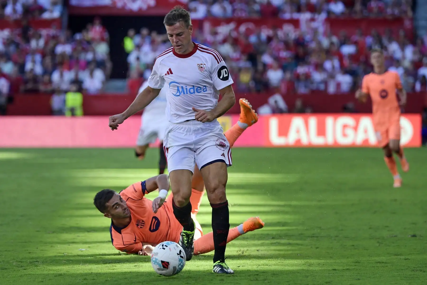 El defensa español del Sevilla, César Azpilicueta, y el delantero español  del Barcelona, ​​Ferran Torres , luchan por el balón durante el partido de fútbol de la liga española entre el Sevilla FC y el FC Barcelona en el Estadio Ramón Sánchez Pizjuán en Sevilla.
Foto: AFP