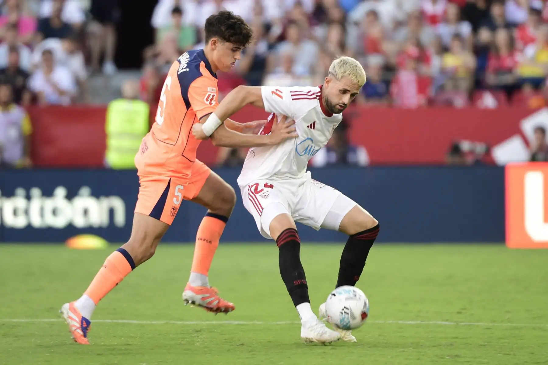 El defensa español  del Barcelona Pau Cubarsi  y el delantero belga  del Sevilla Adnan Januzaj luchan por el balón durante el partido de fútbol de la liga española entre el Sevilla FC y el FC Barcelona en el estadio Ramón Sánchez Pizjuán en Sevilla.
Foto: AFP