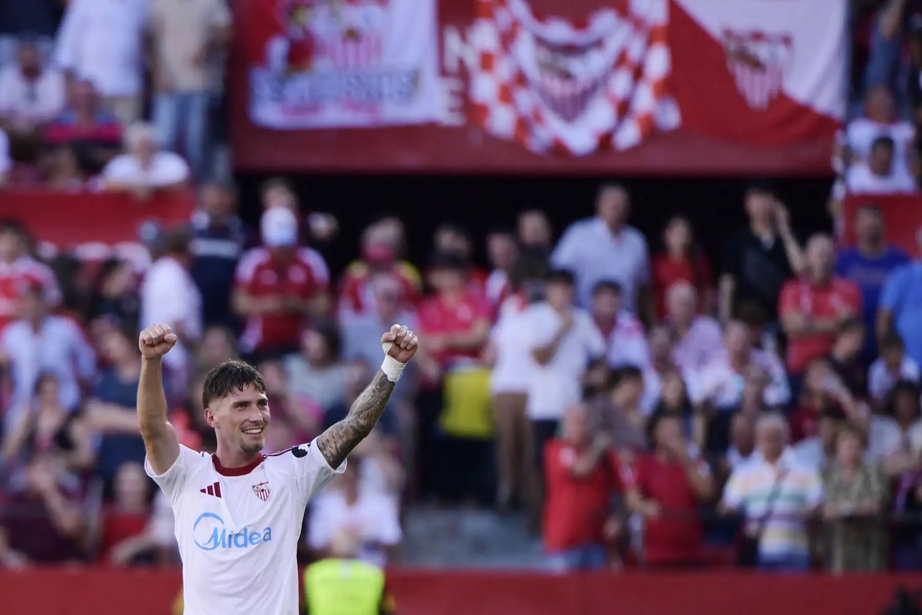El defensa español del Sevilla, José Ángel Carmona, celebra el tercer gol de su equipo durante el partido de la liga española entre el Sevilla FC y el FC Barcelona en el Estadio Ramón Sánchez Pizjuán en Sevilla.
Foto: AFP