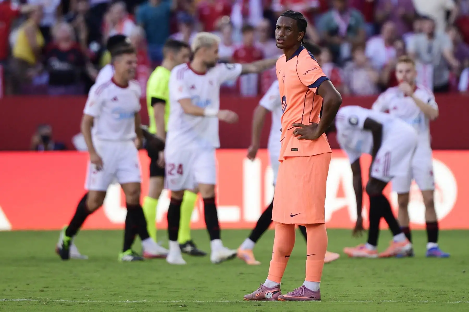 El defensa español  del Barcelona, ​​Alex Balde, reacciona al tercer gol del Sevilla anotado por el defensa español  José Ángel Carmona durante el partido de fútbol de la liga española entre el Sevilla FC y el FC Barcelona en el Estadio Ramón Sánchez Pizjuán en Sevilla.
Foto: AFP