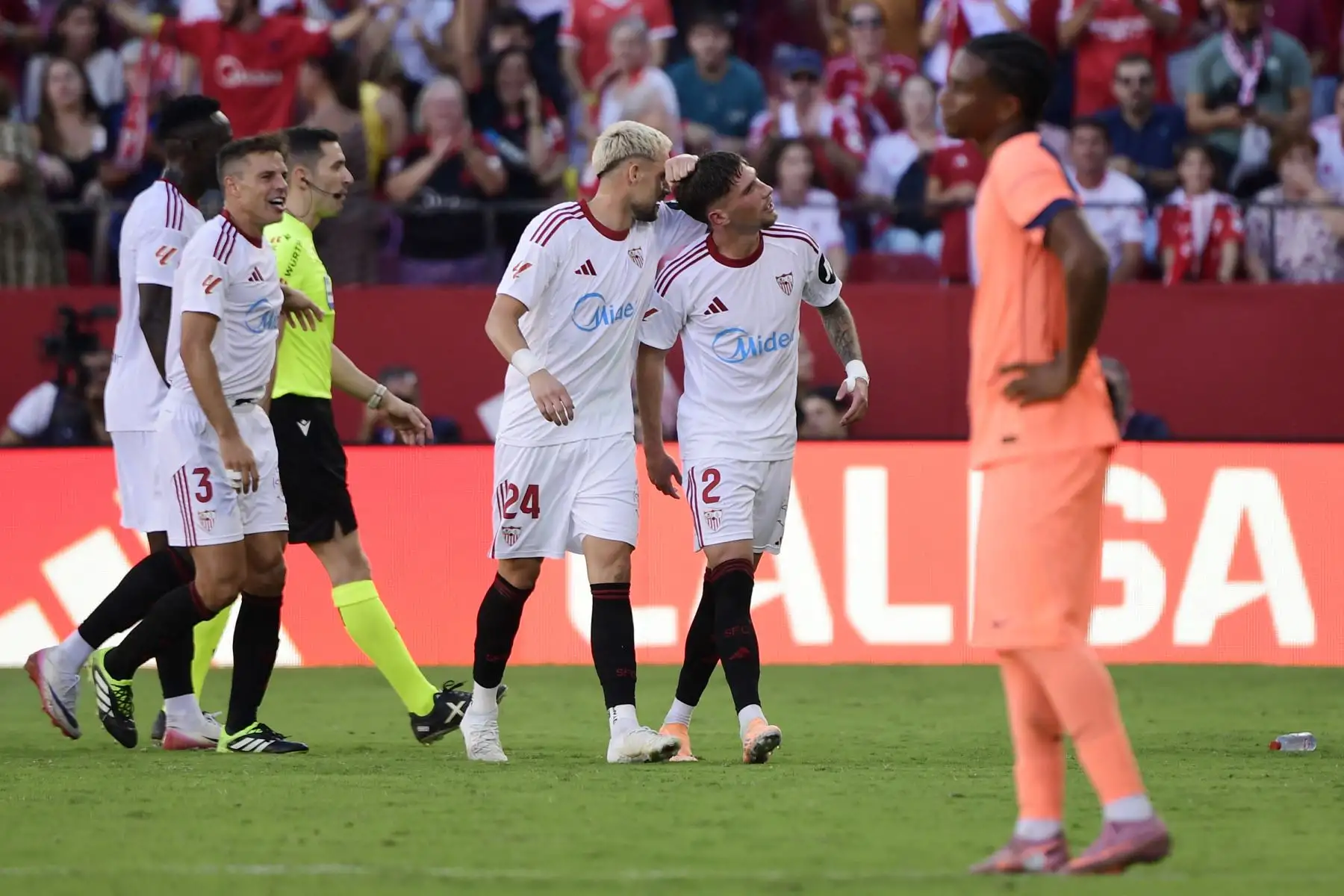 Barcelona  pierde ante  Sevilla FC  durante el partido de fútbol de la liga española  en el Estadio Ramón Sánchez Pizjuán en Sevilla.
Foto: AFP