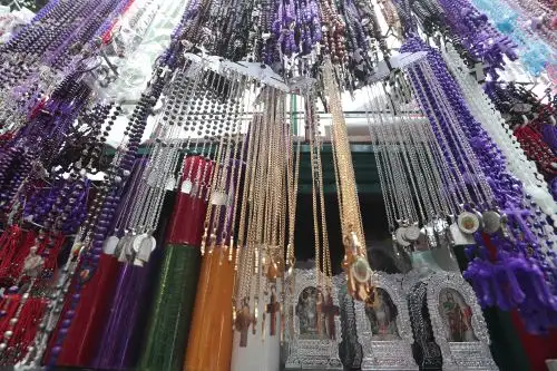 Símbolos de devoción: así se vive el fervor al Señor de los Milagros en los exteriores de Las Nazarenas