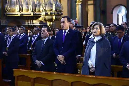 Presidente del Consejo de Ministros, presidente del Congreso y autoridades  participan de misa en honor a la sagrada imagen del Señor de los Milagros