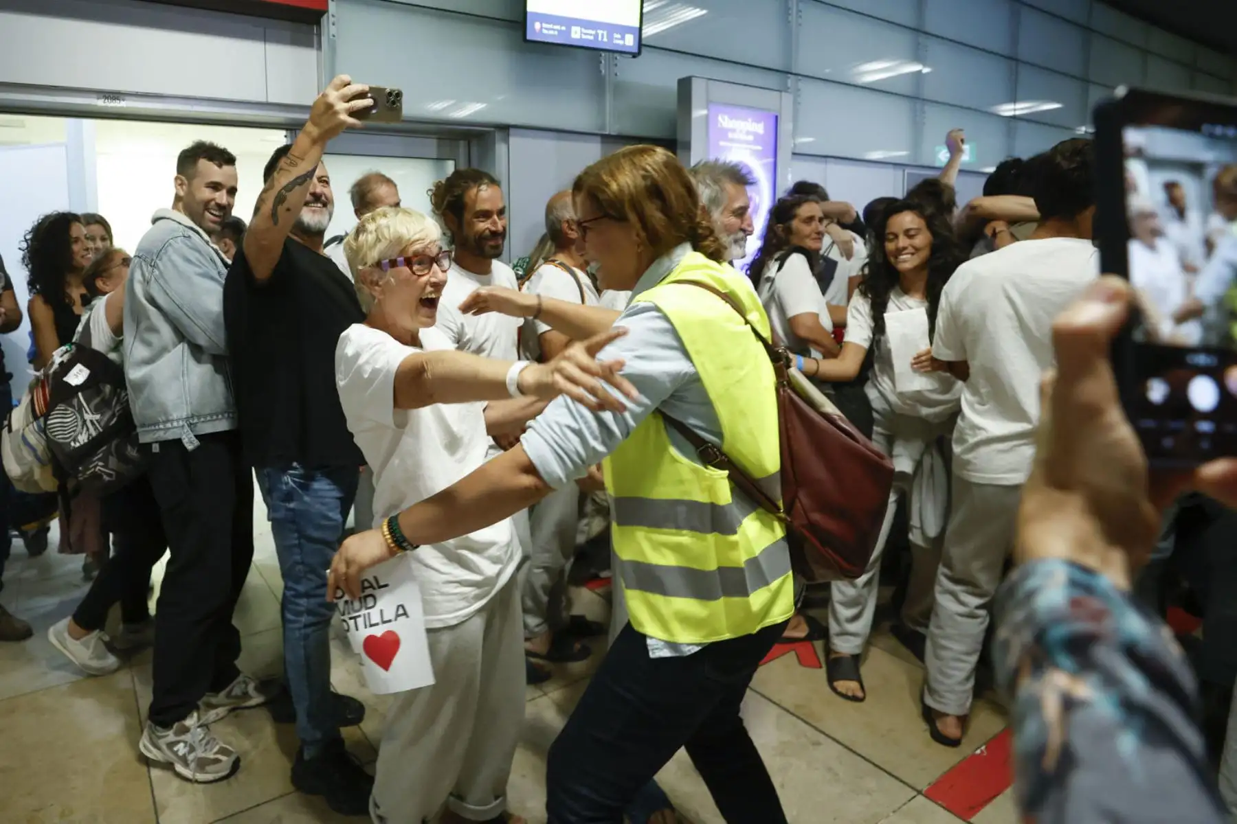 Llegada de los 21 activistas españoles que formaban parte de la Flotilla Global Sumud retenidos por Israel, procedentes de Tel Aviv, este domingo en el aeropuerto Adolfo Suárez Madrid Barajas. Foto: EFE