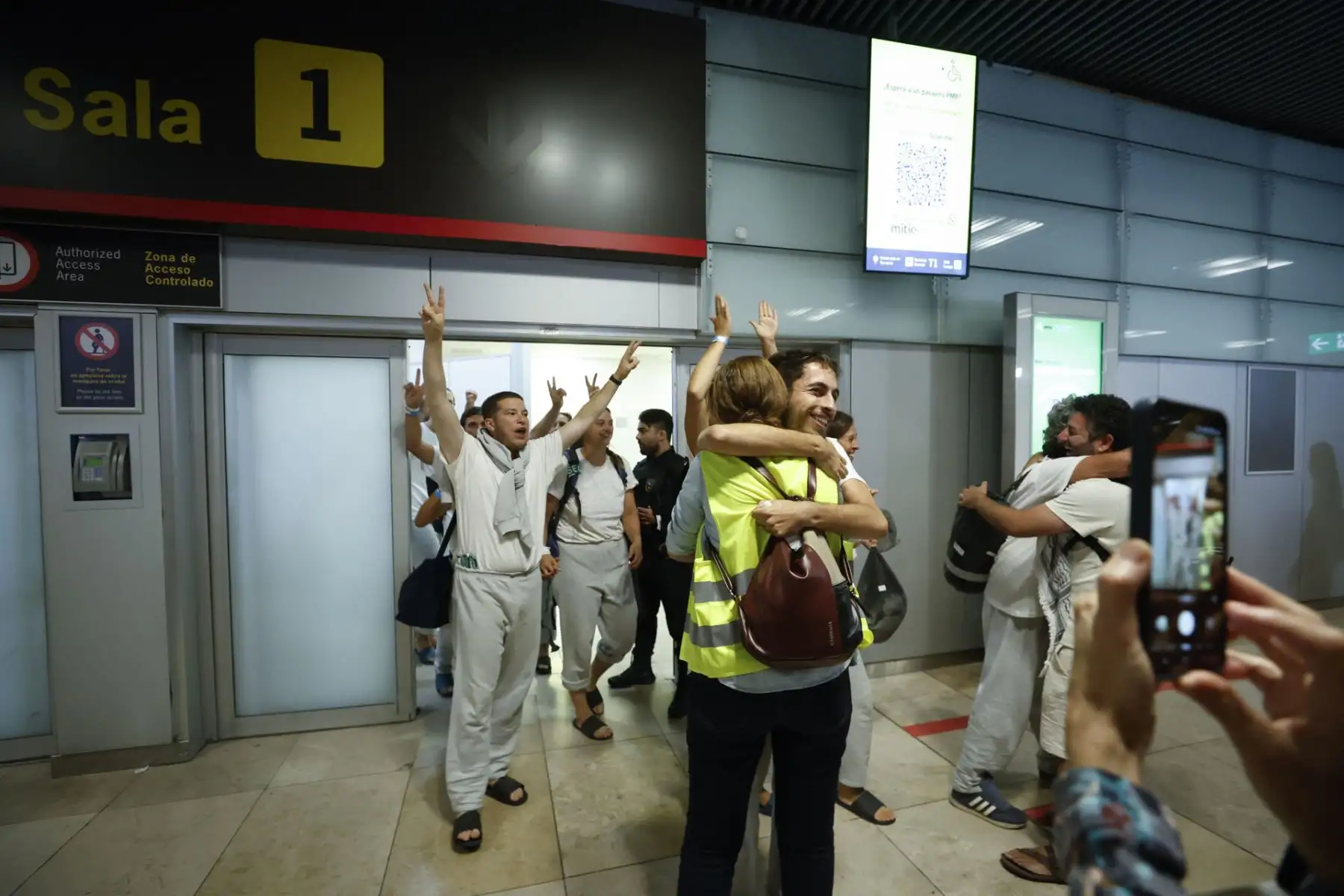 Llegada de los 21 activistas españoles que formaban parte de la Flotilla Global Sumud retenidos por Israel, procedentes de Tel Aviv, este domingo en el aeropuerto Adolfo Suárez Madrid Barajas. Foto: EFE