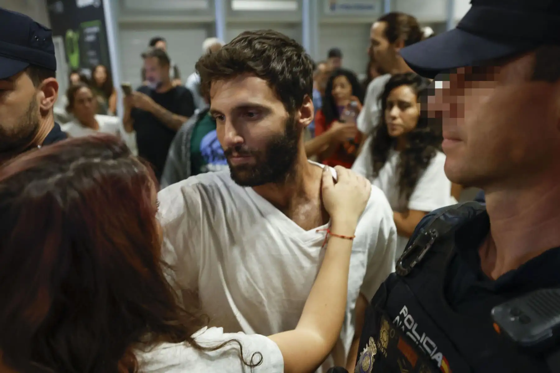 Llegada de los 21 activistas españoles que formaban parte de la Flotilla Global Sumud retenidos por Israel, procedentes de Tel Aviv, este domingo en el aeropuerto Adolfo Suárez Madrid Barajas. Foto: EFE