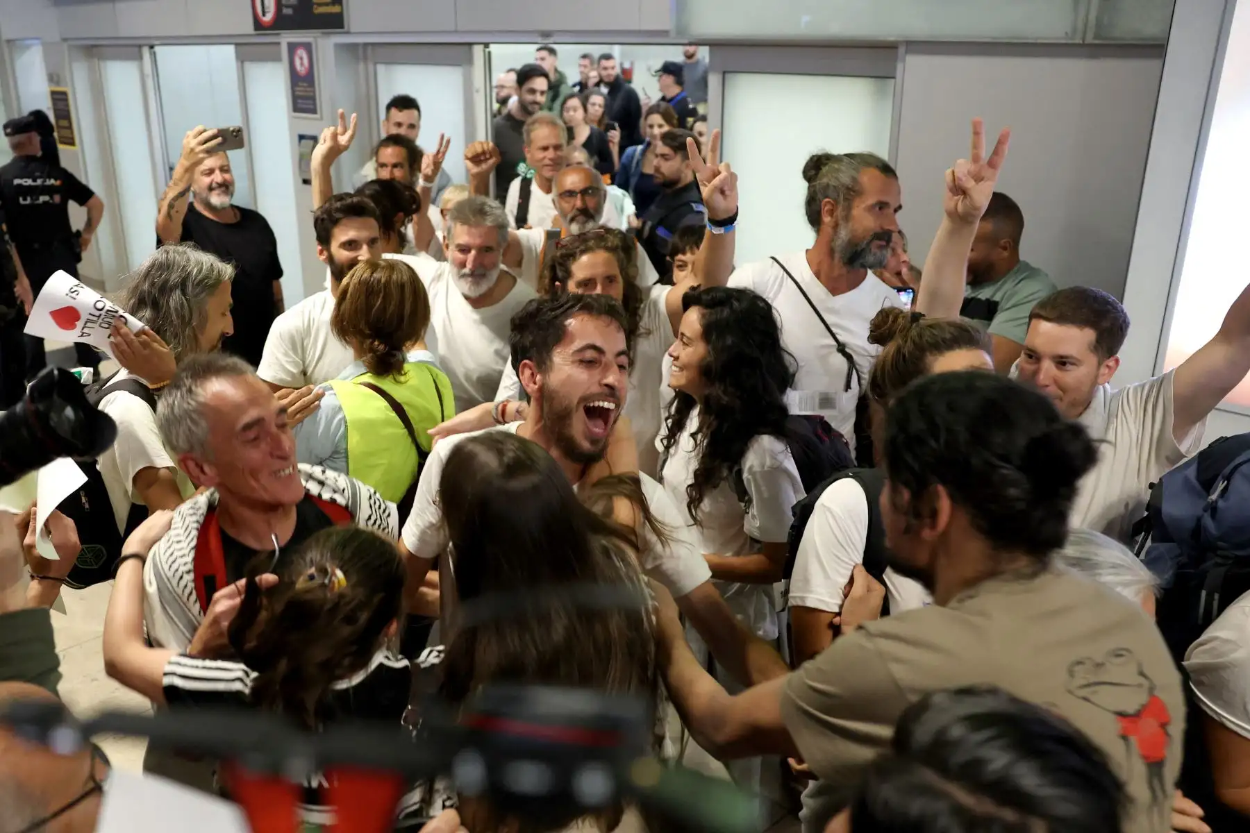 Activistas españoles  que navegaban a bordo de los buques de la Flotilla Global Sumud aplauden a su llegada al aeropuerto de Madrid-Barajas, después de que Israel detuviera la flotilla de ayuda con destino a Gaza y detuviera a cientos de personas.  Foto: AFP