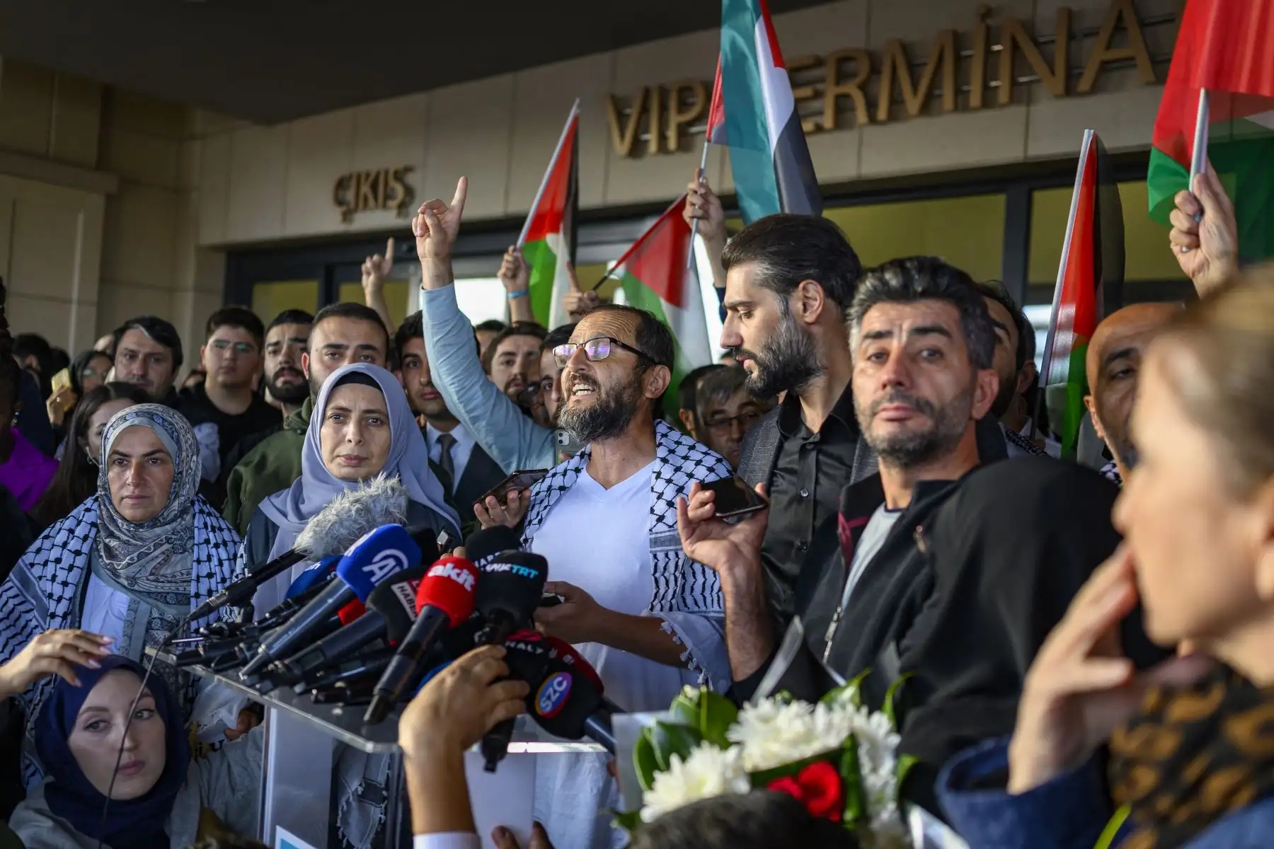 El activista turco Halil Rifat Canakci, uno de los activistas que navegaban a bordo de los barcos de la Flotilla Global Sumud, habla con la prensa después de llegar con treinta y seis turcos y nacionales de 12 países al aeropuerto de Estambul en un vuelo especial, después de que Israel detuviera una flotilla de ayuda con destino a Gaza y detuviera a cientos de personas. AFP