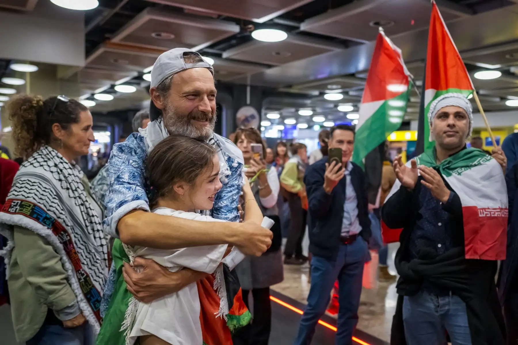 Sebastien Dubugnon, uno de los activistas suizos que navegaban a bordo de los barcos de la Flotilla Global Sumud, es consolado por un familiar después de aterrizar en el aeropuerto de Ginebra desde Estambul después de que Israel detuviera una flotilla de ayuda con destino a Gaza y detuviera a cientos de personas. AFP
