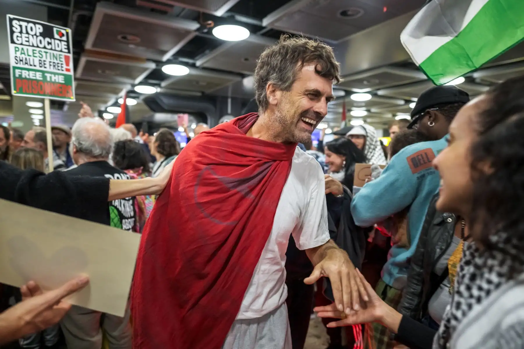 Vanni Bianconi, uno de los activistas suizos que navegaban a bordo de los barcos de la Flotilla Global Sumud, es consolado por un familiar después de aterrizar en el aeropuerto de Ginebra desde Estambul después de que Israel detuviera una flotilla de ayuda con destino a Gaza y detuviera a cientos de personas. AFP