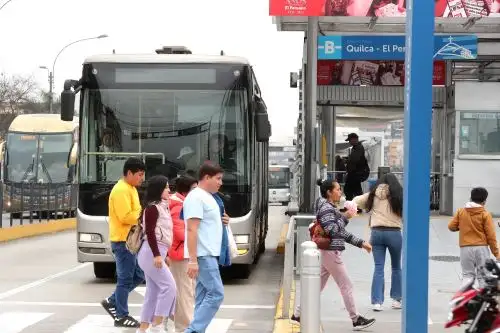 Paro de transportistas . Pasajeros usan los corredores viales en la avenida Javier Prado, Metropolitano y Linea 1.Foto: ANDINA / Lino Chipana Obregón.