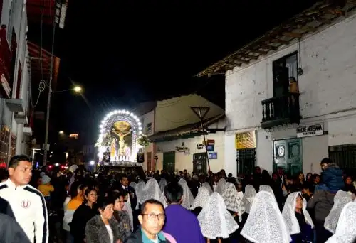 La imagen del Señor de los Milagros recorrió durante más de 12 horas las principales calles de la ciudad de Cajamarca acompañado de cientos de fieles. Su siguiente salida será el sábado 18 de octubre. ANDINA/Difusión