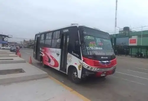 Un bus de transporte urbano que cubre la ruta Trujillo El Milagro, en Huanchaco, fue atacado a balazos esta mañana. ANDINA/Difusión