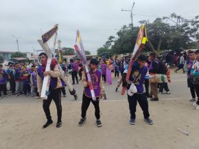 Movidos por su fe, cientos de devotos piuranos del Señor Cautivo de Ayabaca iniciaron el largo peregrinaje hasta llegar el Santuario ubicado en la provincia de Ayabaca. Ellos cubren a pie la ruta. ANDINA/Difusión