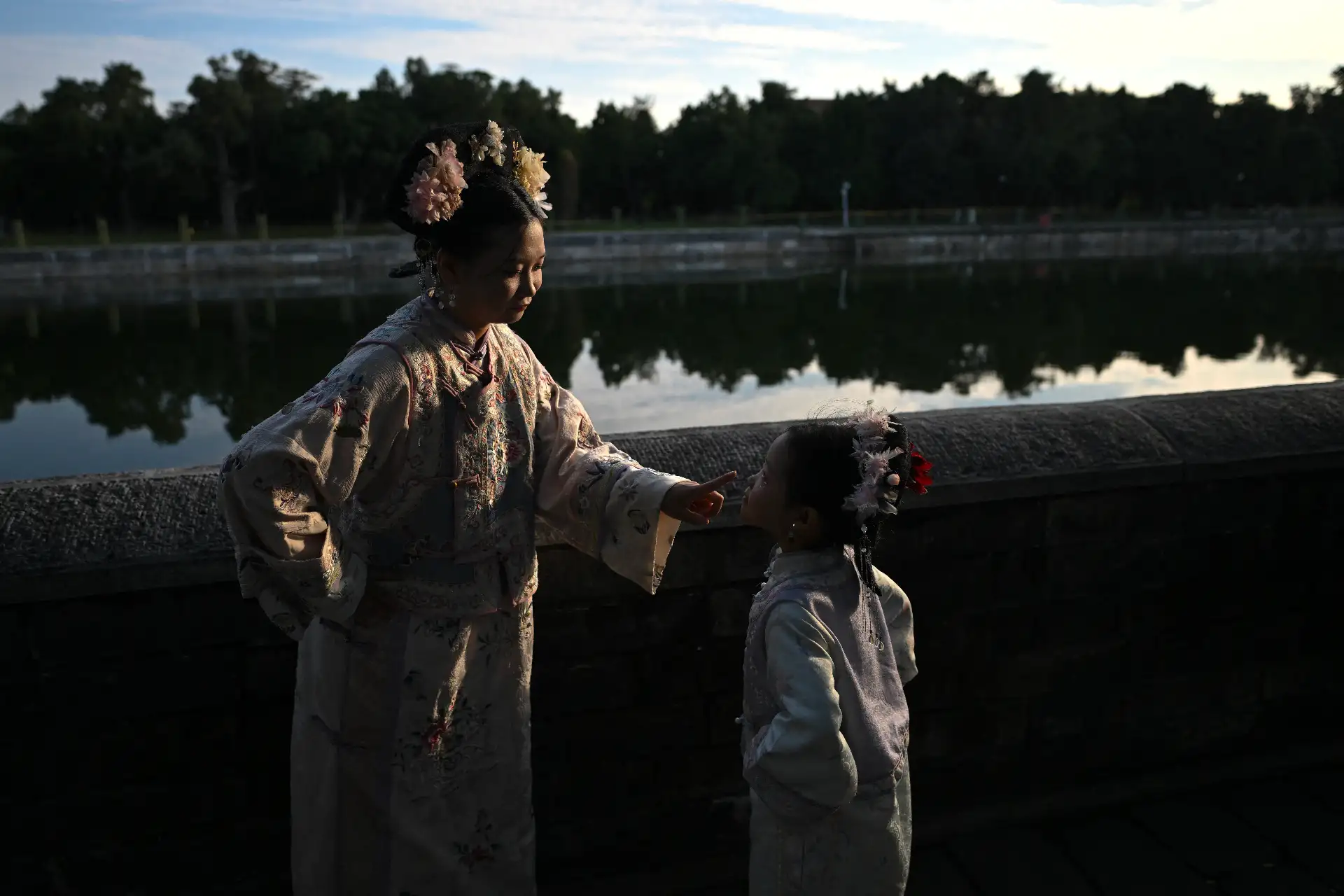Personas vestidas con trajes tradicionales chinos posan para fotografías mientras visitan los alrededores de la Ciudad Prohibida en Beijing durante las vacaciones de la Semana Dorada del Día Nacional de China.
Foto: AFP