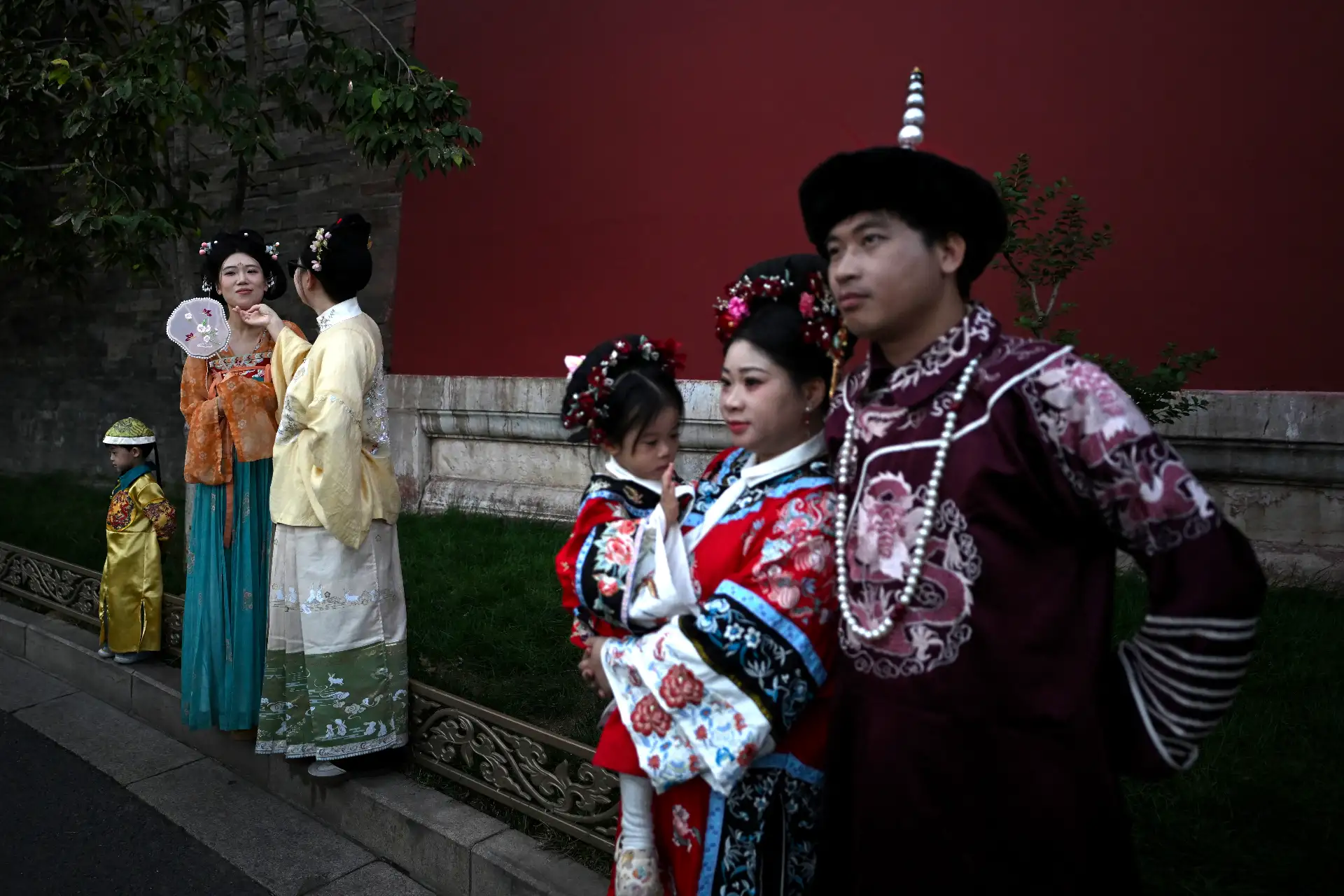 Personas vestidas con trajes tradicionales chinos posan para fotografías mientras visitan los alrededores de la Ciudad Prohibida en Beijing durante las vacaciones de la Semana Dorada del Día Nacional de China.
Foto: AFP