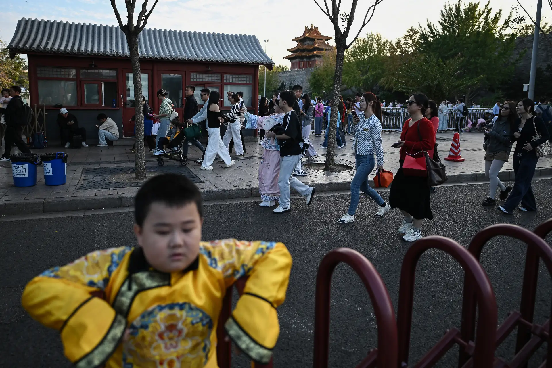 La gente visita los alrededores de la Ciudad Prohibida en Pekín durante las vacaciones de la Semana Dorada del Día Nacional de China.
Foto: AFP