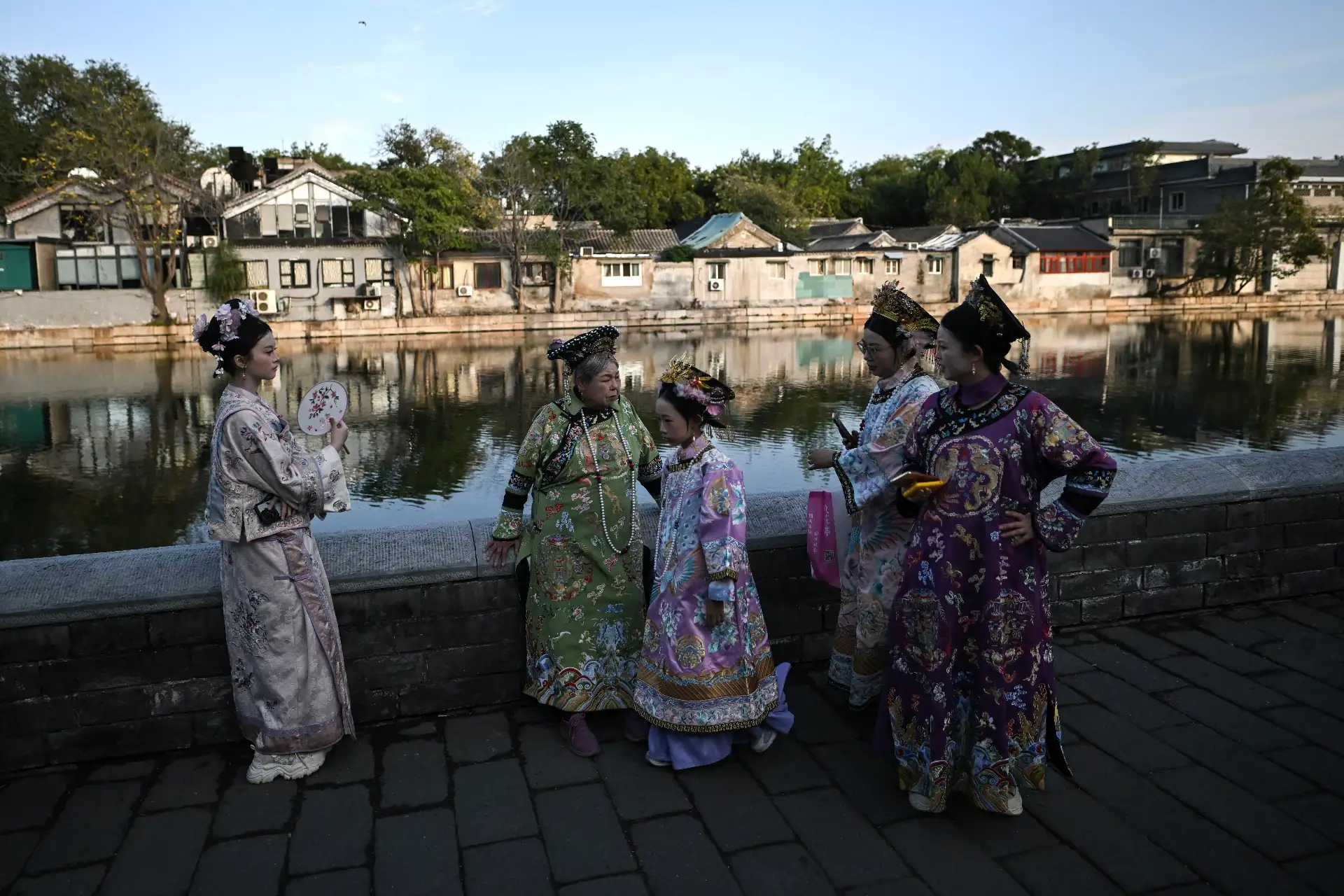 Mujeres con trajes tradicionales chinos posan para fotografías mientras visitan los alrededores de la Ciudad Prohibida en Beijing durante las vacaciones de la Semana Dorada del Día Nacional de China.
Foto: AFP