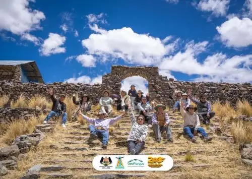 La Autoridad Autónoma del Colca (Autocolca) organizó un recorrido por la primera ruta turística del distrito de Caylloma, en Arequipa. Los turistas quedaron satisfechos con el tour gratuito que comprendió el puente colonial Apurímac, el tradicional Molino de Minerales de San José, entre otros. ANDINA/Difusión