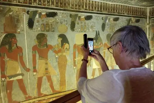 Egipto abre al público la tumba restaurada del faraón Amenhotep III en Luxor
