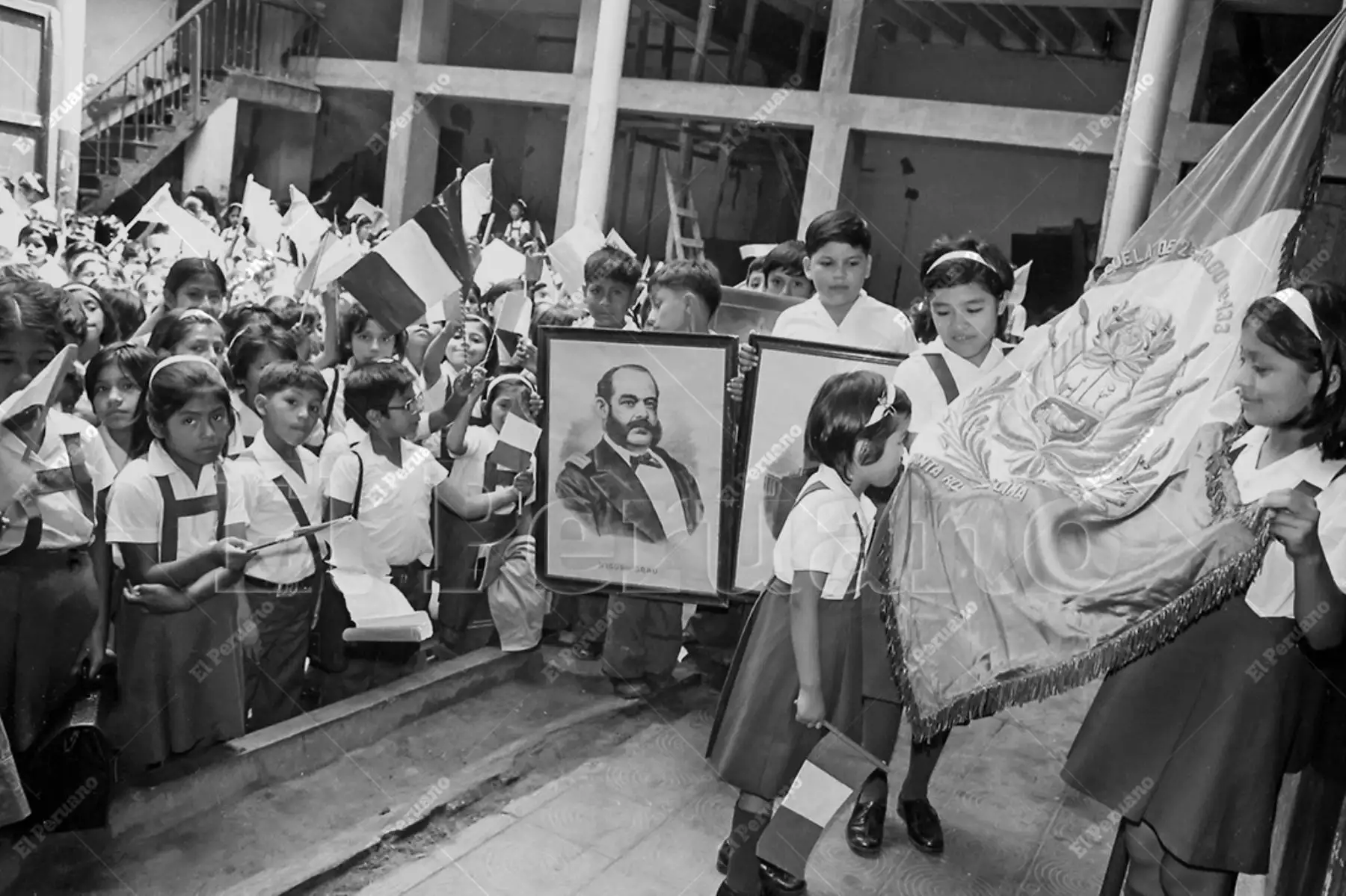 Lima - 5 abril 1979 / Centenario de la Guerra del Pacífico. Escolares del Centro Educativo 1035 realizan Juramento de Fidelidad a la Bandera y rindieron homenaje a Miguel Grau Seminario y a otros héroes nacionales. Foto: Archivo Histórico de El Peruano / Víctor Palomino