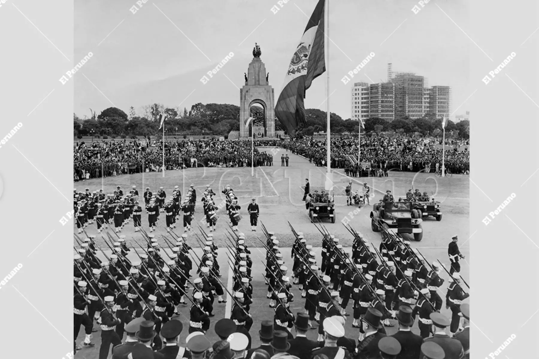 Lima - 29 julio 1954 / Fuerzas de desembarco de la Marina de Guerra del Perú desfilando delante de la tribuna presidencial en  la Gran Parada en el Campo de Marte. Foto: Archivo Histórico de El Peruano