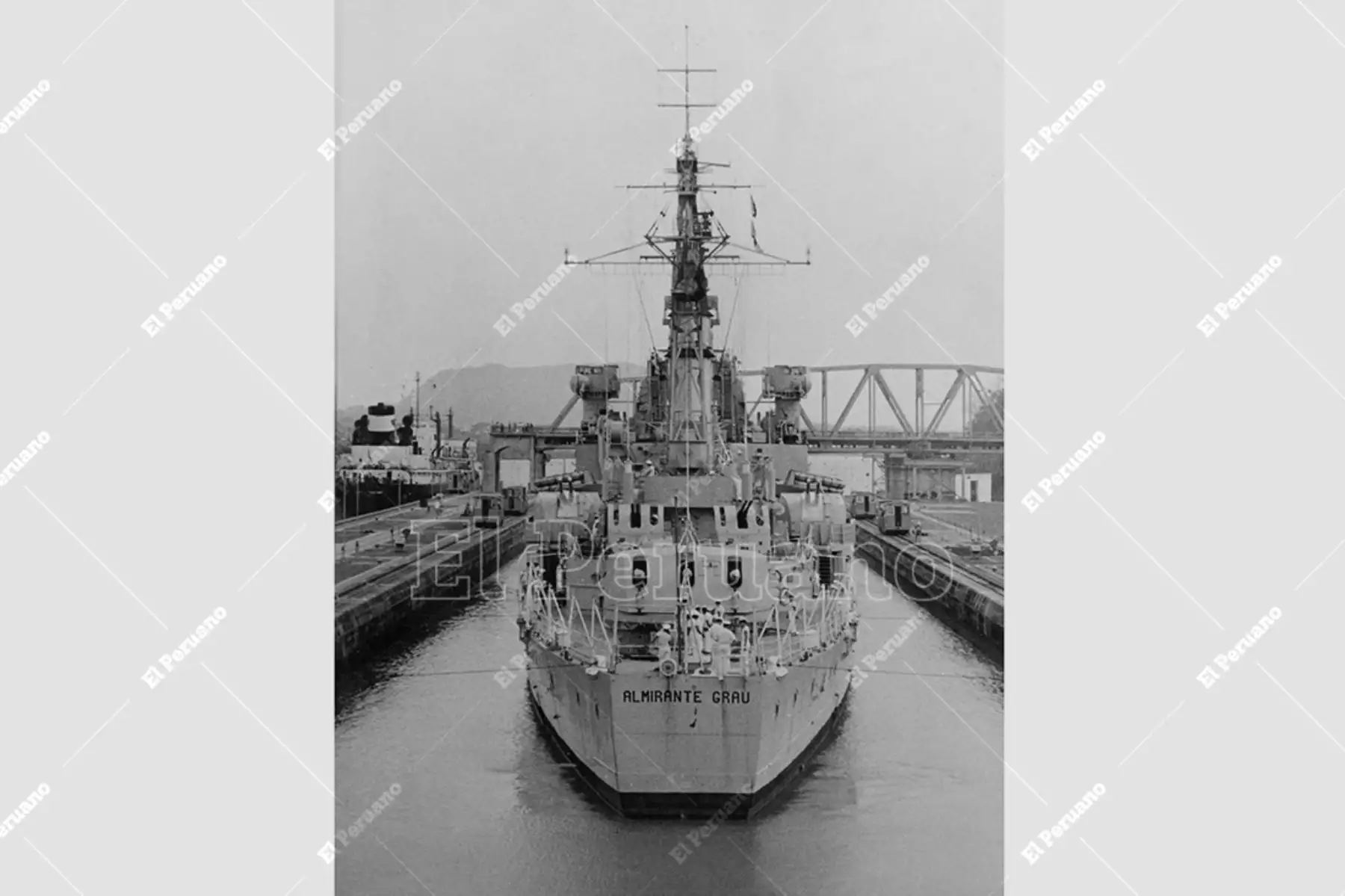 Panamá - 25 enero 1960 / El crucero Almirante Grau cruzando el Canal de Panamá, procedente de Inglaterra  con destino al Callao, donde se incorporará cono nave insignia de la Armada Peruana. Foto: Archivo Histórico de El Peruano