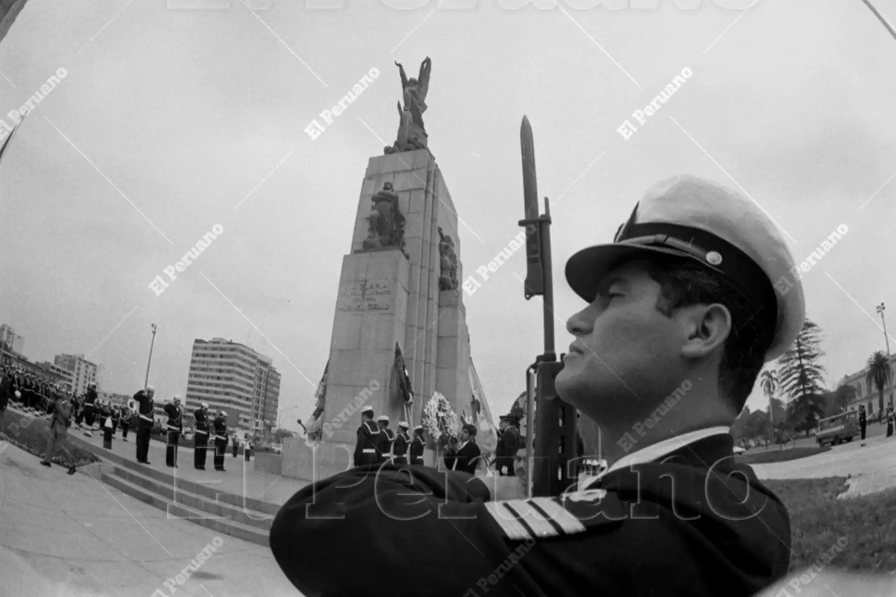 Lima - 8 octubre 1976 / Homenaje al  almirante Miguel Grau en el 97° aniversario del Combate de Angamos.  Foto: Archivo Histórico de El Peruano / Rolando Ángeles