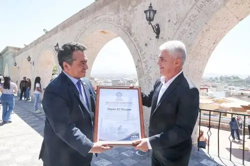 El Peruano 200 años: alcalde de Yanahuara entrega reconocimiento en Arequipa