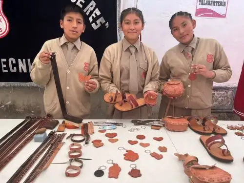Estudiantes del colegio emblemático Mariscal Cáceres de Ayacucho  transforman el cuero en innovador emprendimiento. ANDINA/Difusión