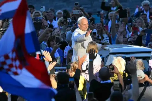 El Papa León XIV comparte un emotivo saludo con peregrinos de Croacia en San Pedro