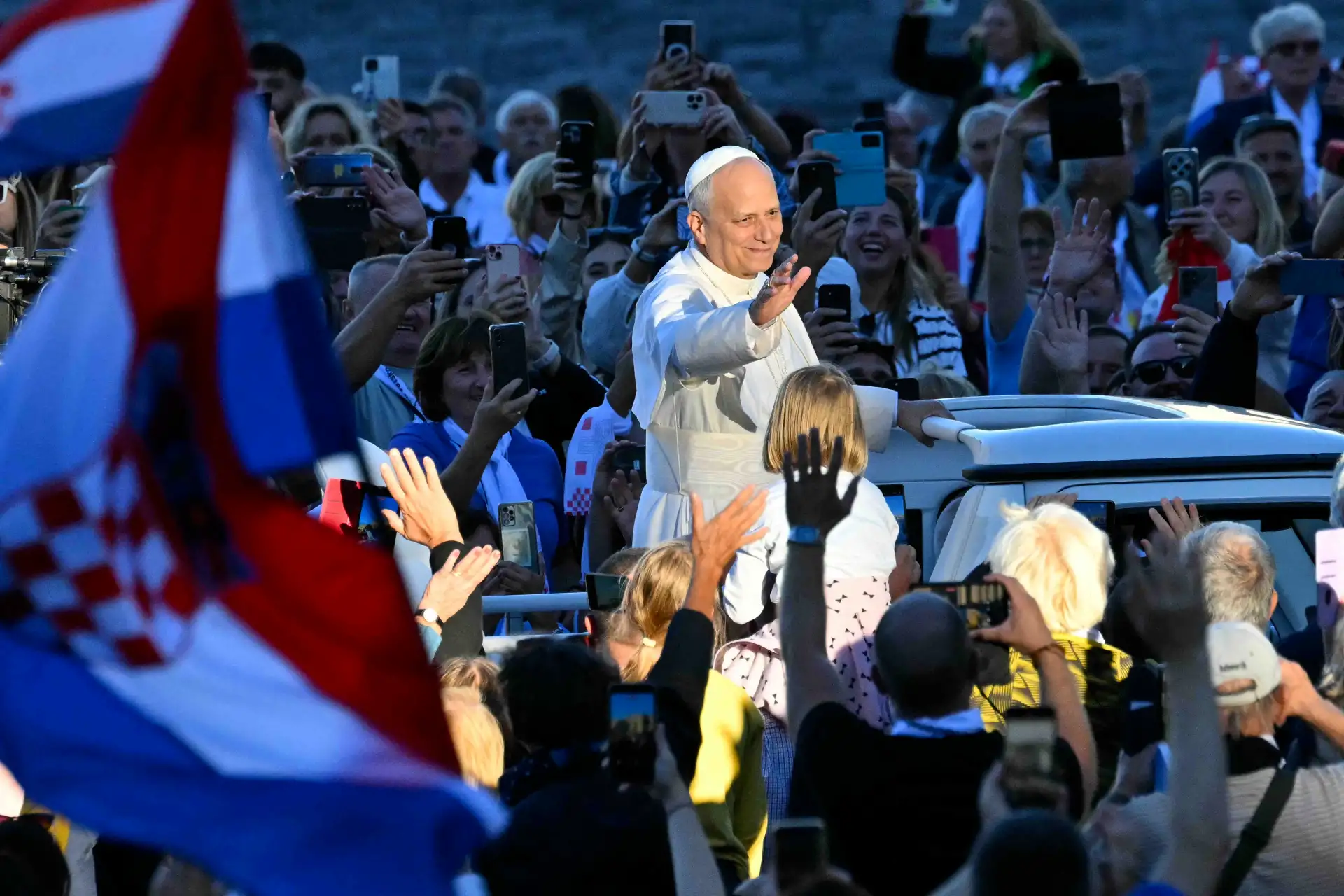 El Papa León XIV saluda a los peregrinos de Croacia en la Plaza de San Pedro del Vaticano. Foto: AFP