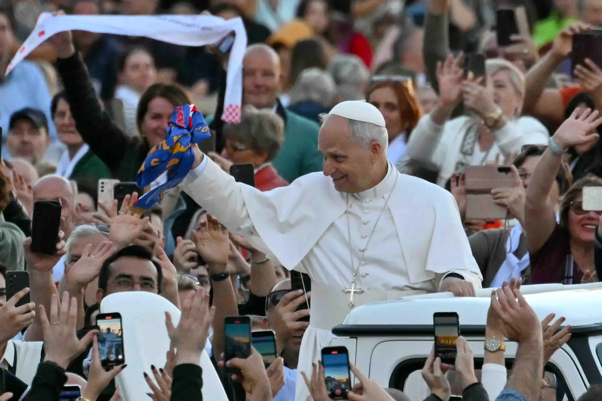 El Papa León XIV saluda a los peregrinos de Croacia en la Plaza de San Pedro del Vaticano. Foto: AFP