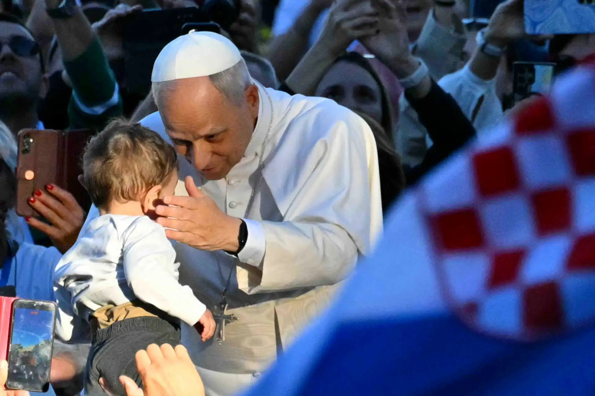 El Papa León XIV saluda a los peregrinos de Croacia en la Plaza de San Pedro del Vaticano. Foto: AFP