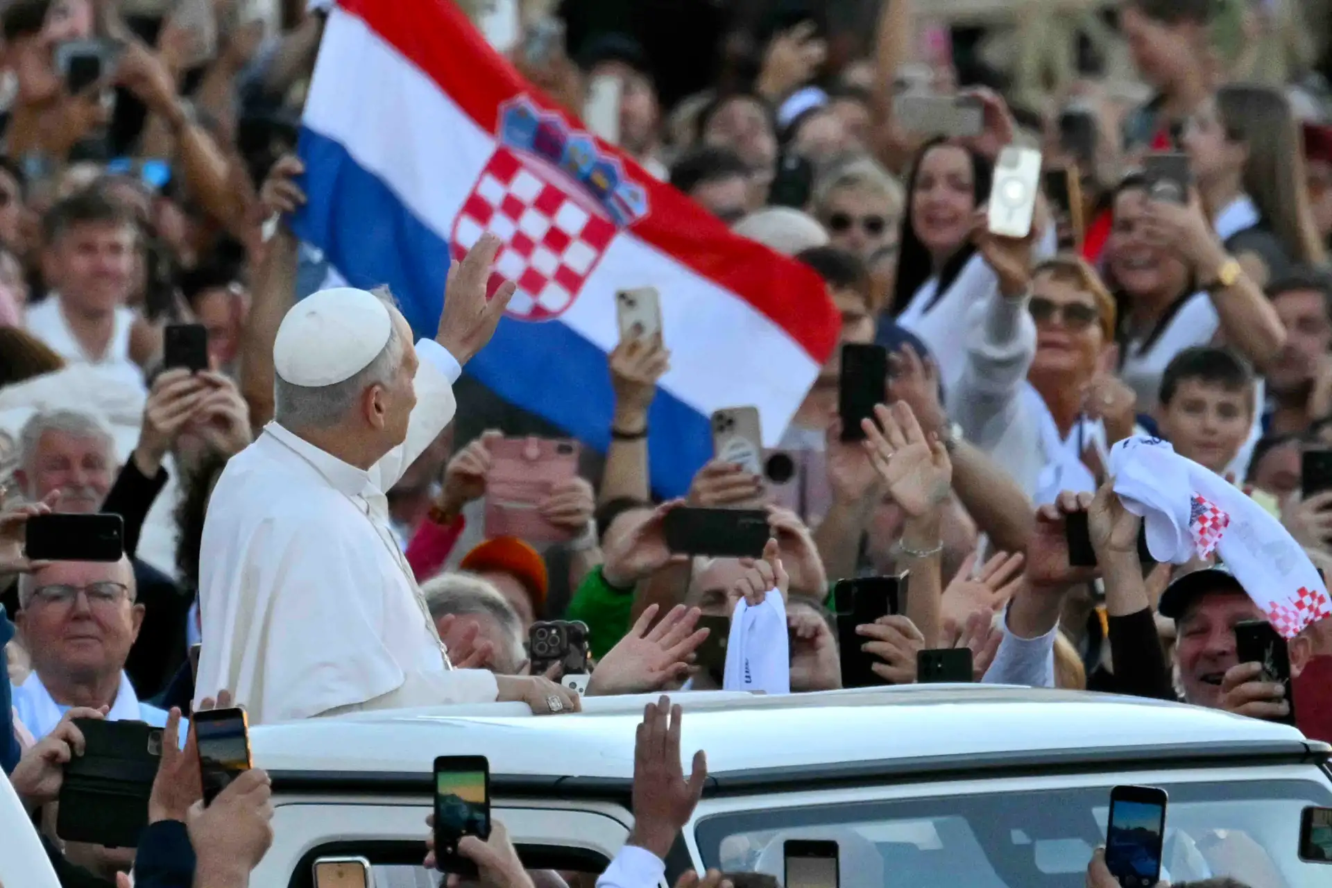 El Papa León XIV saluda a los peregrinos de Croacia en la Plaza de San Pedro del Vaticano. Foto: AFP