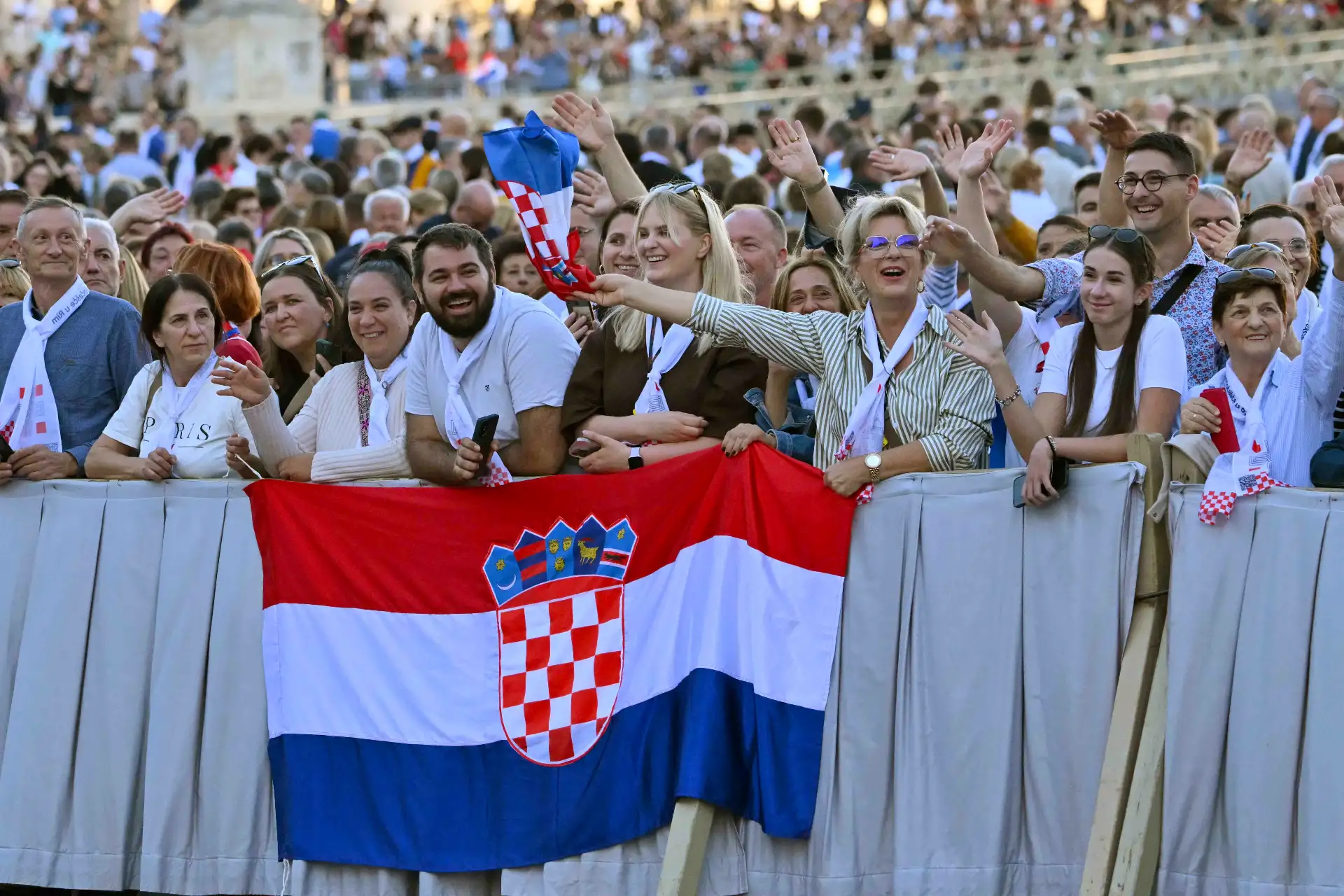 El Papa León XIV saluda a los peregrinos de Croacia en la Plaza de San Pedro del Vaticano. Foto: AFP