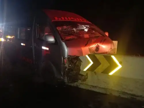 Una combi chocó contra un muro de contención en la carretera Panamericana Norte, en el centro poblado Chiclín, región La Libertad. El accidente dejó ocho personas heridas.