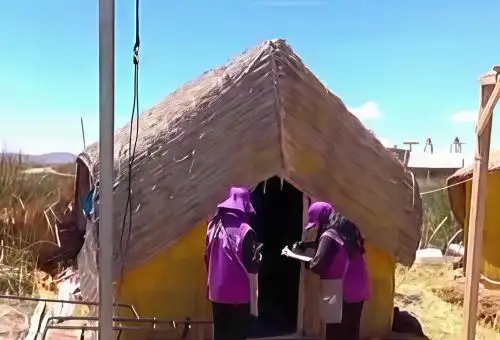 Censistas del INEI iniciaron su jornada en las islas flotantes de los Uros, en Puno, como parte de los Censos Nacionales 2025. ANDINA/Difusión