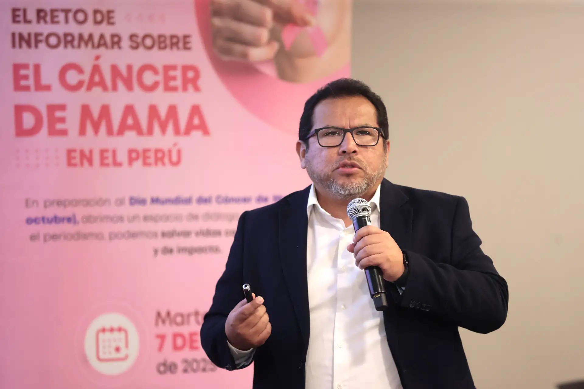 Periodistas en conversatorio sobre cáncer de mama en Perú: discursos, empatía y selfies