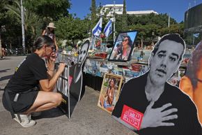 Ciudadanos se reúnen alrededor de una fuente en Tel Aviv para recordar a los israelíes muertos durante los ataques de Hamás en octubre de 2023. Foto: AFP.