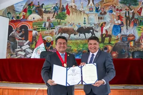 Alcalde provincial de Arequipa brinda reconocimiento por los 200 años del diario oficial El Peruano